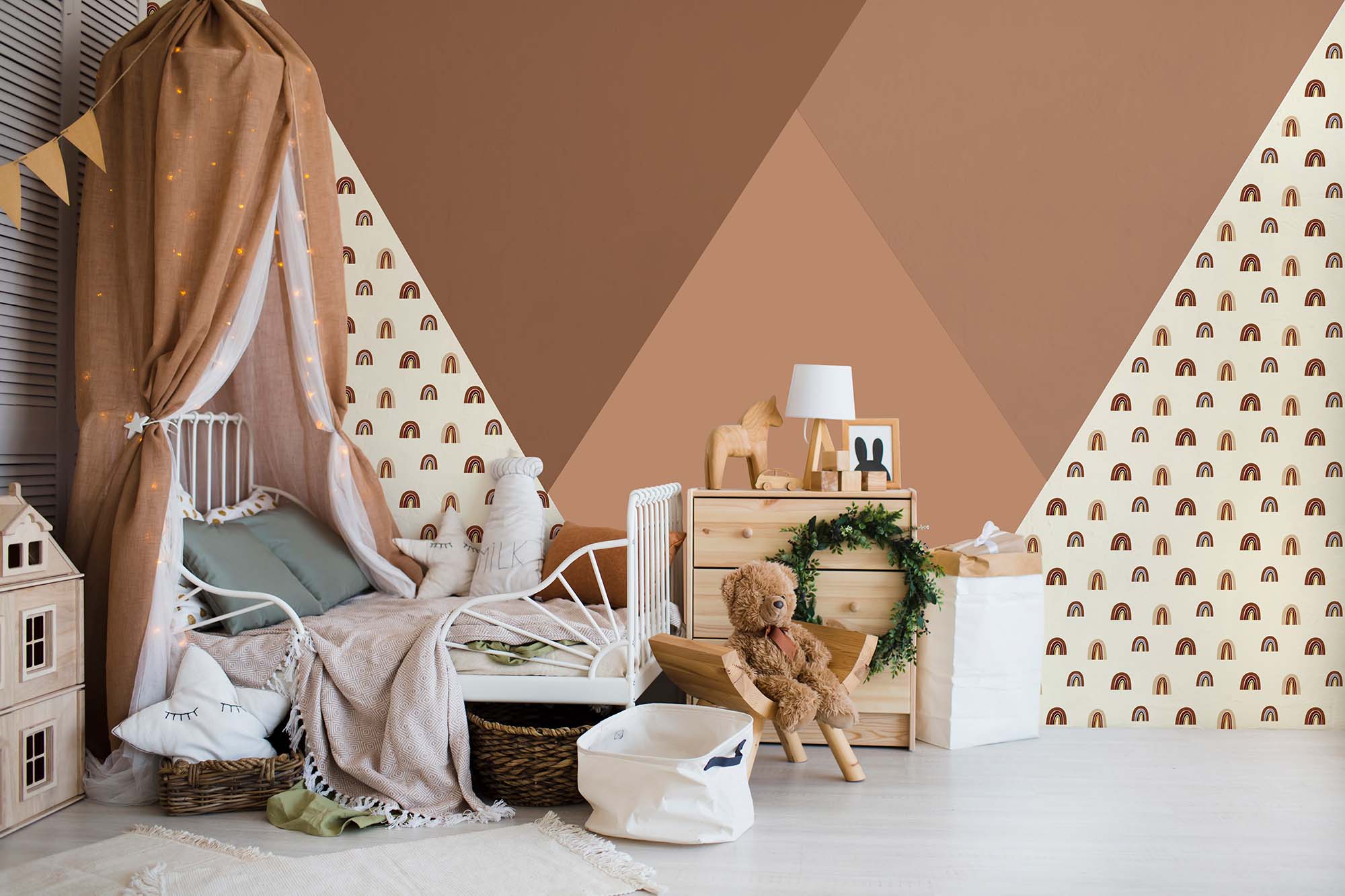 Driehoeken gemaakt van regenboog behang en geschilderde stukken wand