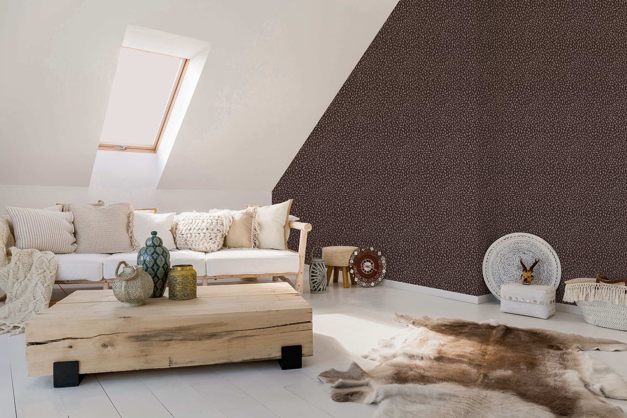 Abstract patroon behang Happy Leaves bruin in woonkamer met schuin dak