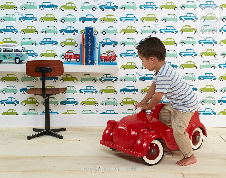 autobehang blauw groen in jongenskamer met jongen in auto erbij