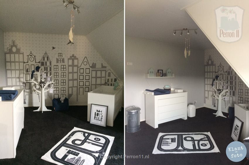 babykamer met posterbehang grachtenpandjes onder schuin dak