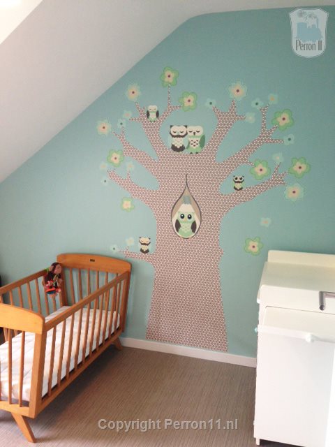 Kinderkamer babykamer voorbeeld behangboom uil