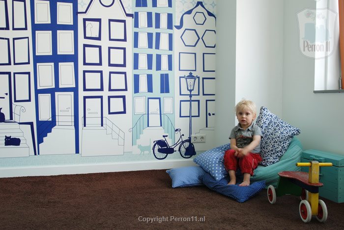 impressie kamer met delfts blauw stadsgevel behang
