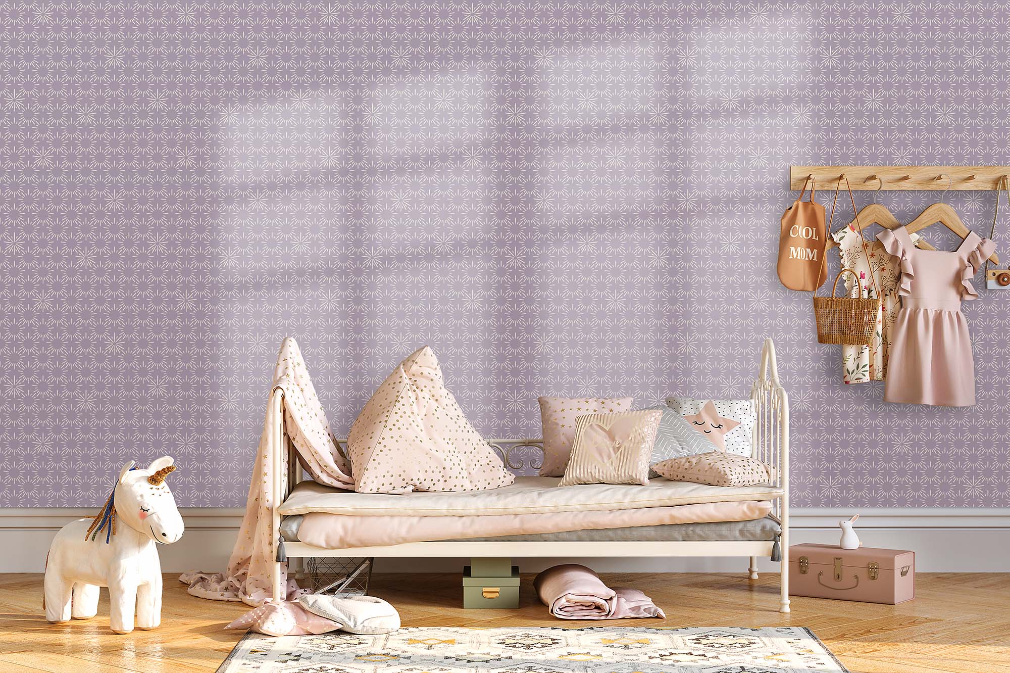 kinderkamertrends 2022 een pastelkleurige meisjeskamer met lila zonnetjes behang