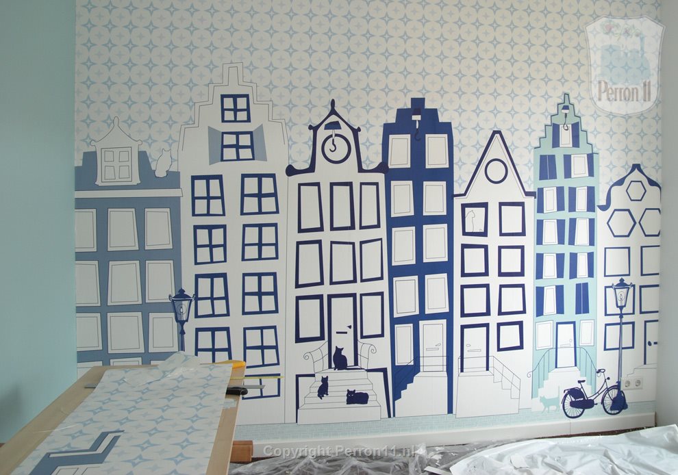 De wand is behangen met Perron 11 behang Amsterdam Delfts Blauw