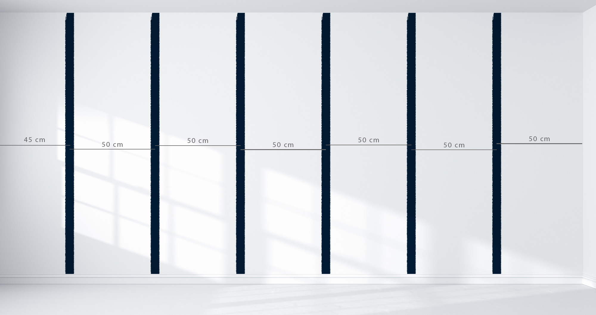 donkere banen geschilderd op de wand op de plaats waar de naden van het behang komen