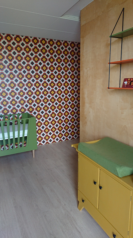 Maatwerkbehang babykamer in retro stijl binnenkijker