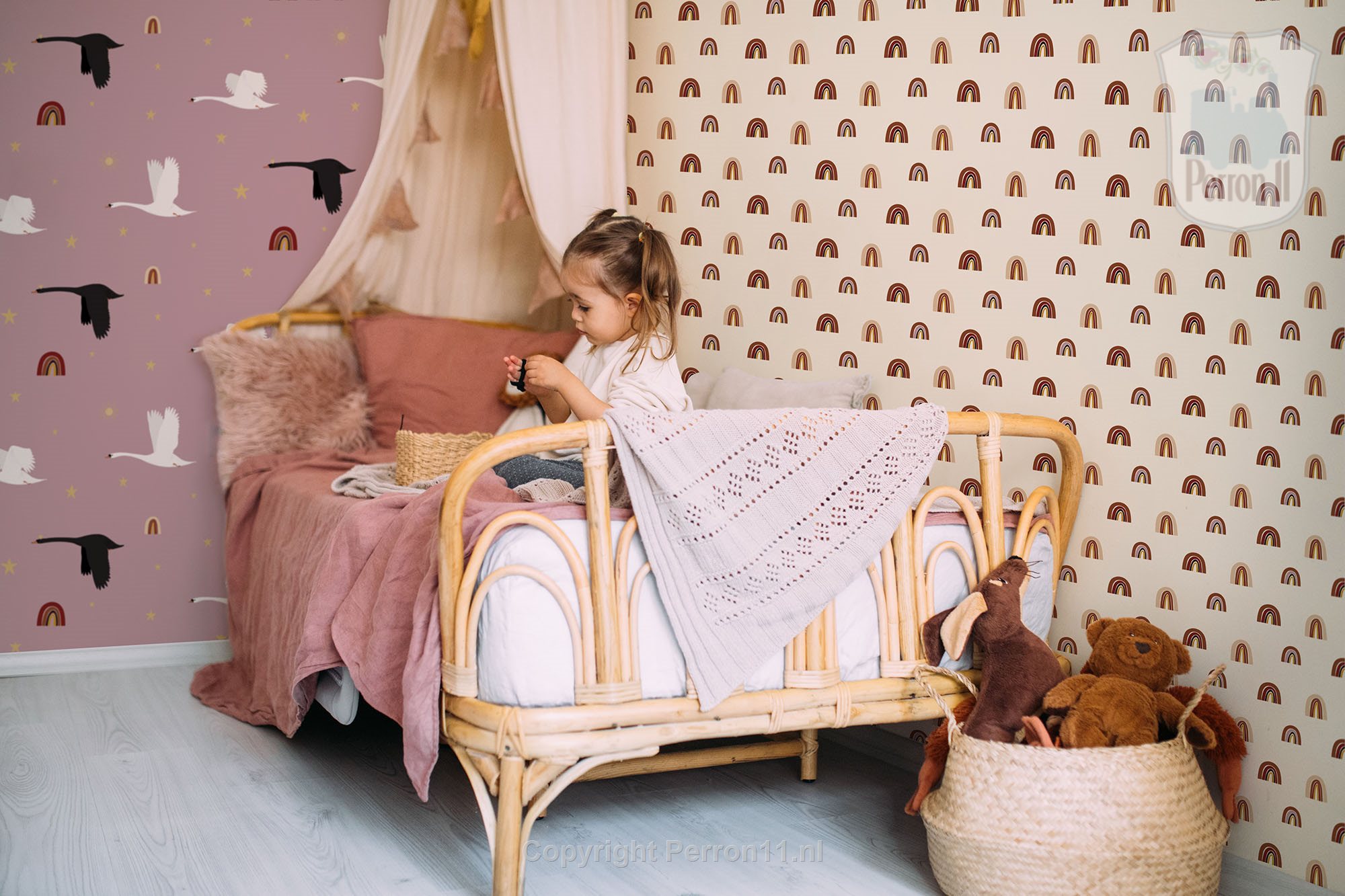Twee verschillende behang patronen op twee wanden in de kinderkamer