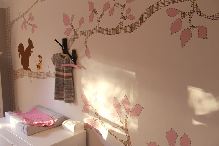 klantfoto van babykamer met fotobehang eekhoorns