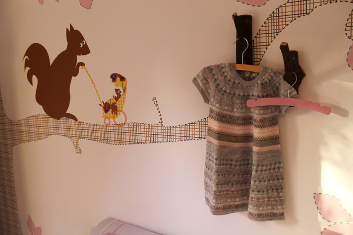 klantfoto van babykamer met fotobehang met eekhoorns Het Eekhuis