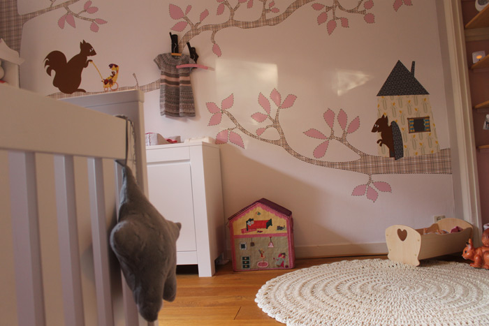 klantfoto fotobehang in kinderkamer met eekhoorns in boom