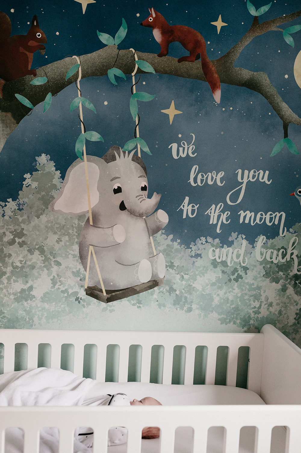 Foto van het eindresultaat babykamer met maatwerkbehang foto Pictures by Lin