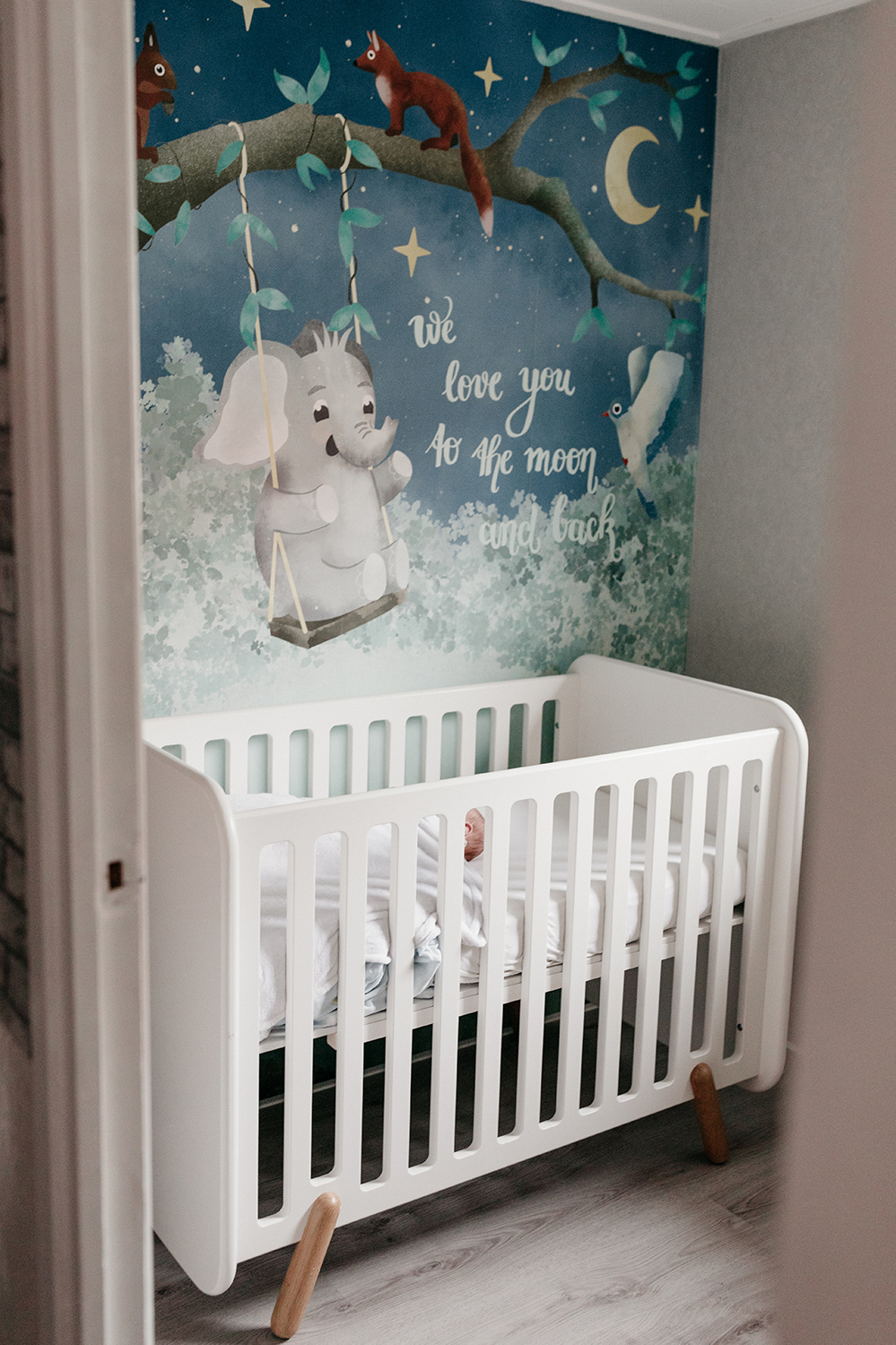 Foto van het eindresultaat babykamer met maatwerkbehang foto Pictures by Lin 