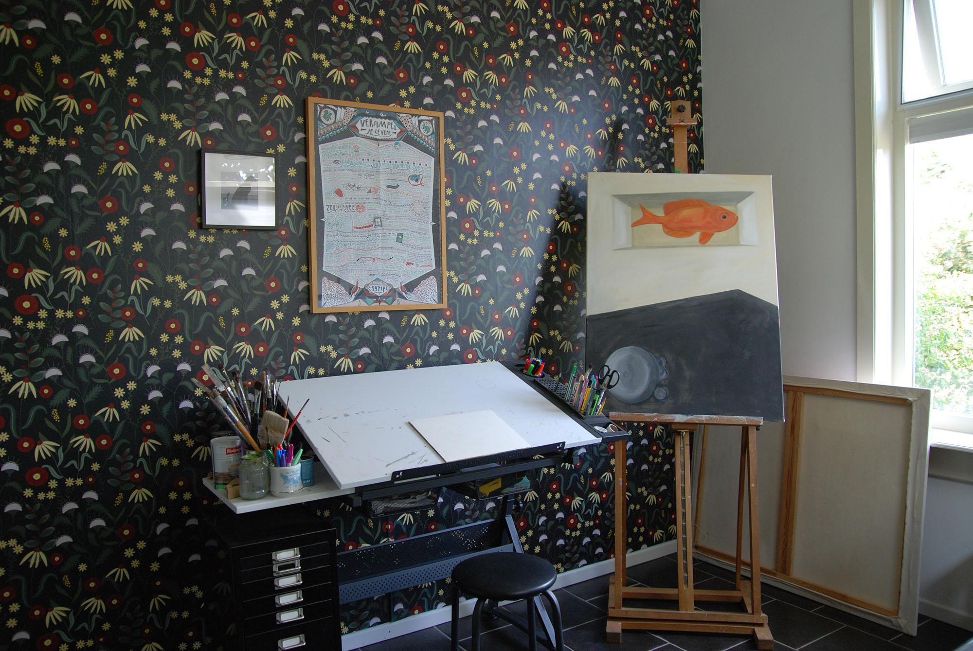 Mijn atelier met donker bloemenbehang Klaproos zoals het er nu uitziet