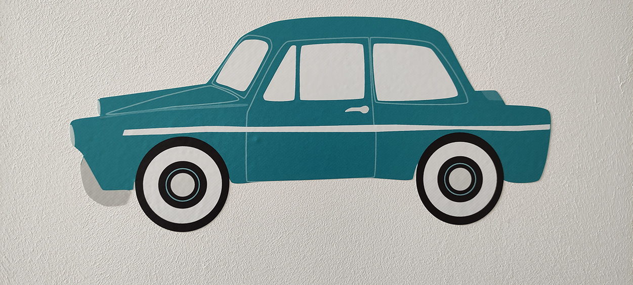 muursticker auto op wand van kinderkamer