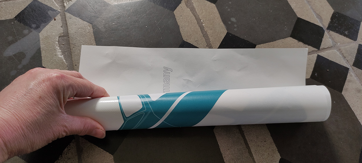 muursticker oprollen ter voorbereiding op verhuizing