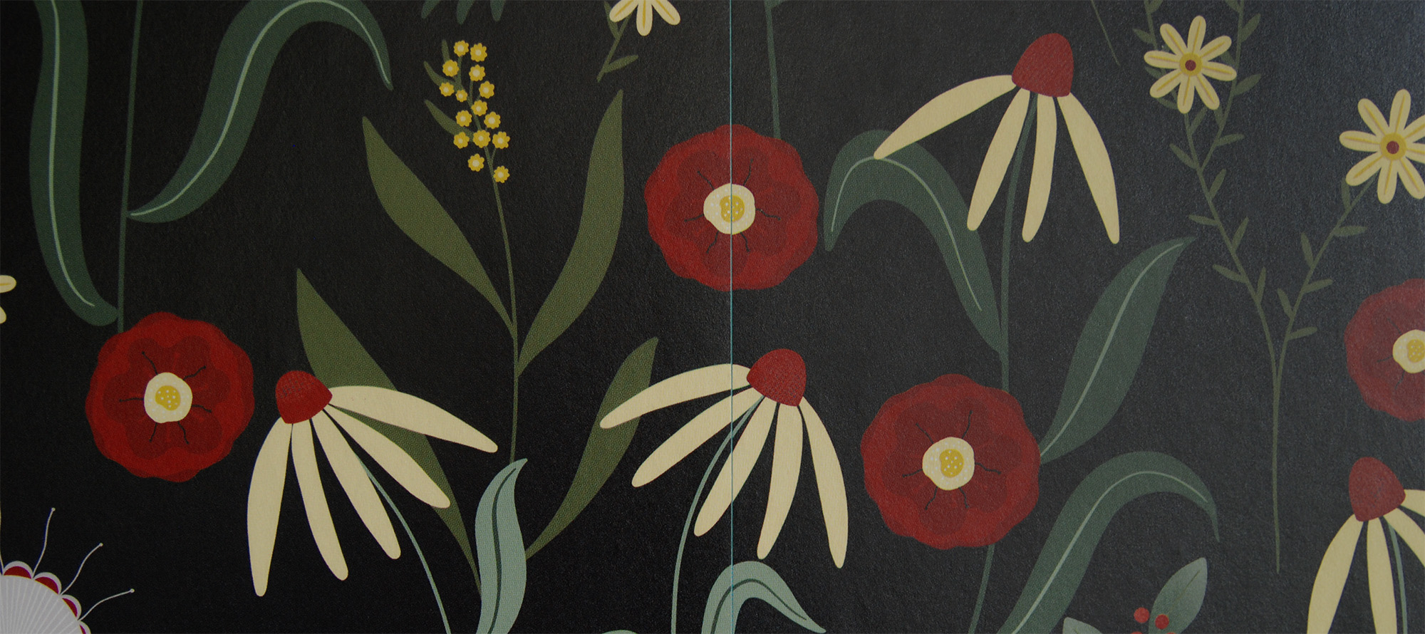 De blauwe naad die in mijn donkere bloemen behang verscheen