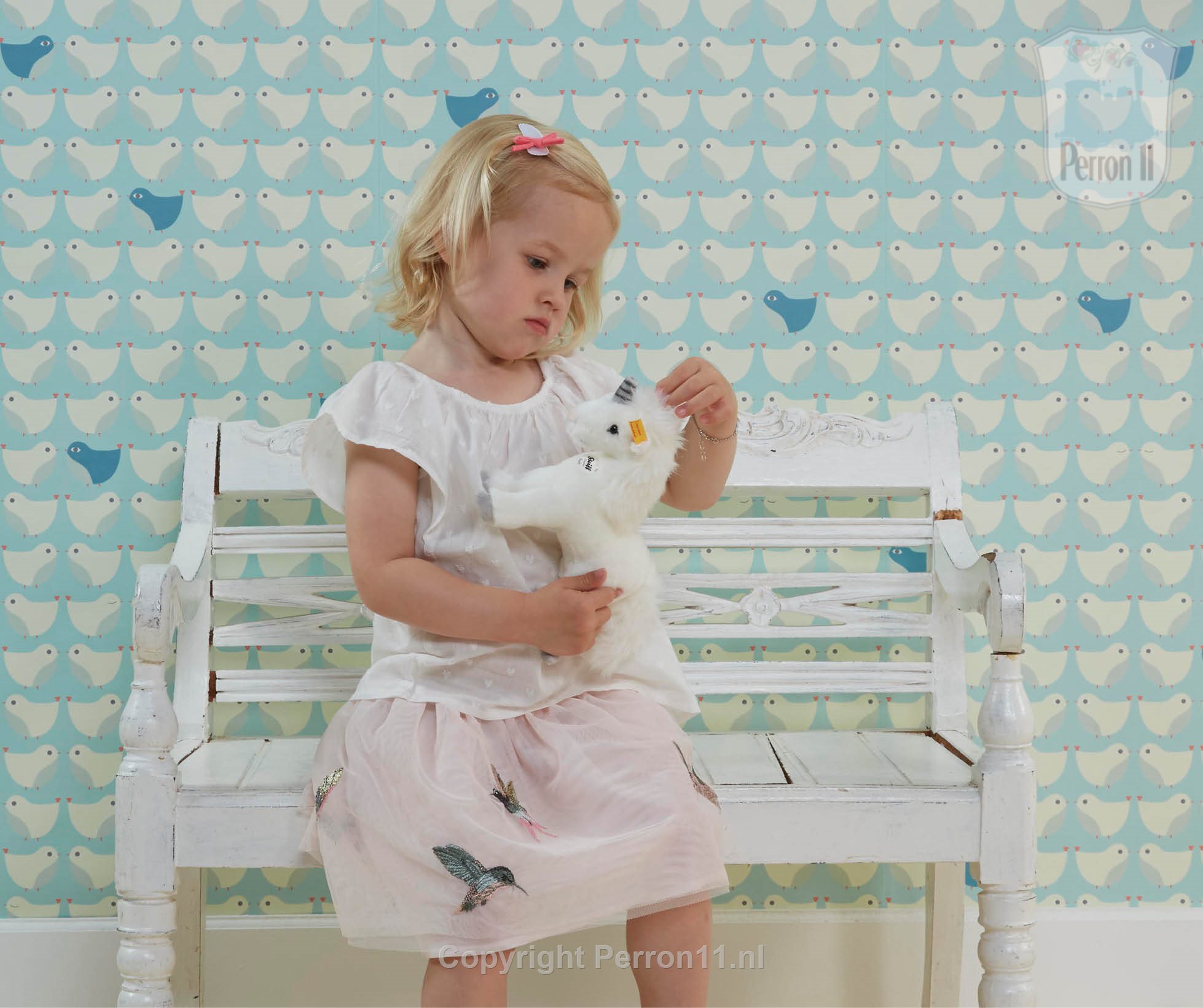 meisje speelt rustig voor vogelbehang