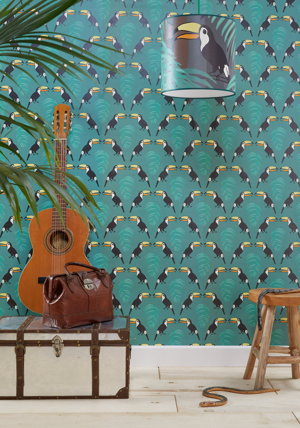 behang jungle toekan met houten meubels en leren koffers