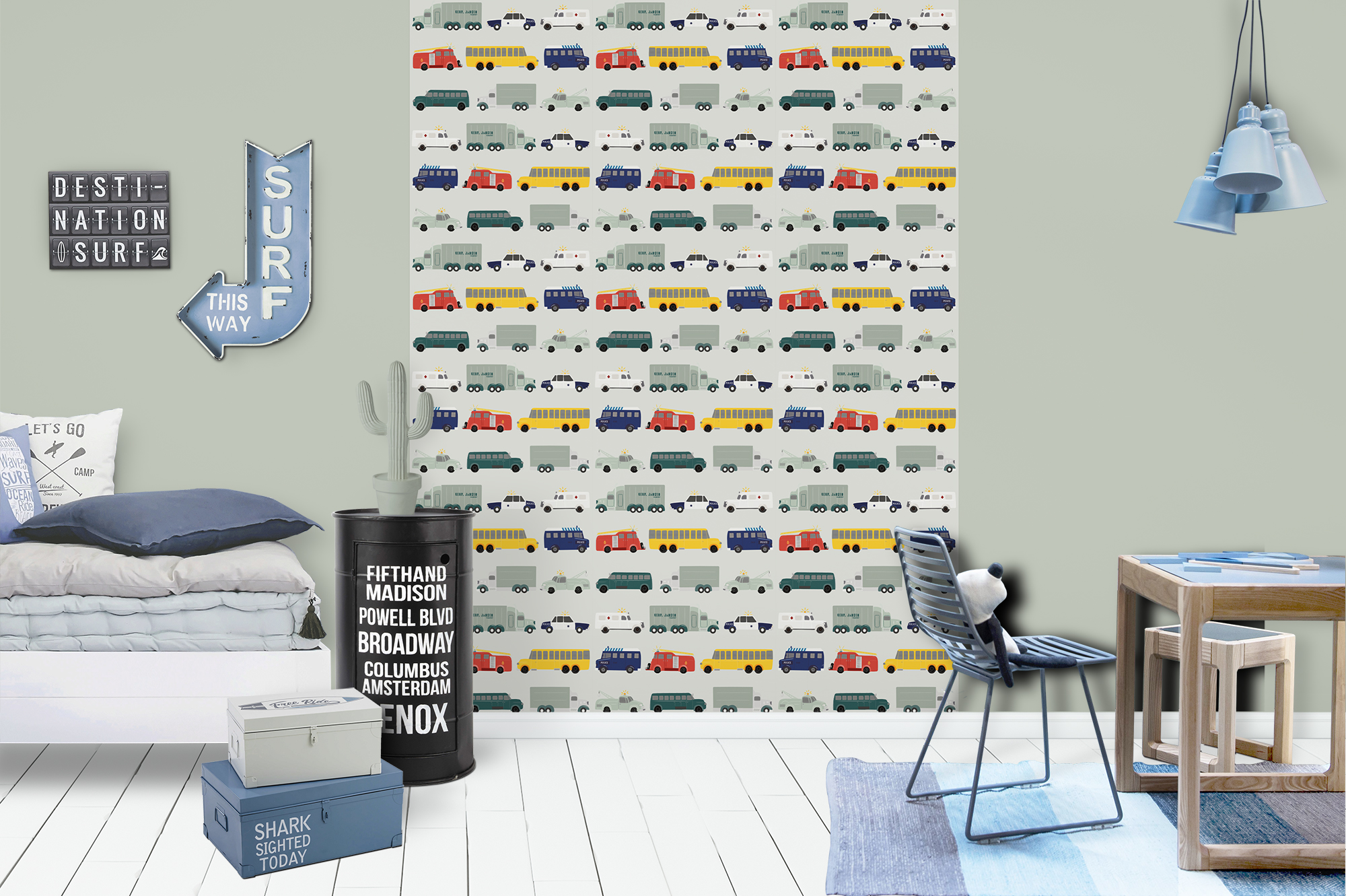 Kinderkamer met drie banen voertuigenbehang en effen geschilderde wand met Flexa Tranquil Dawn