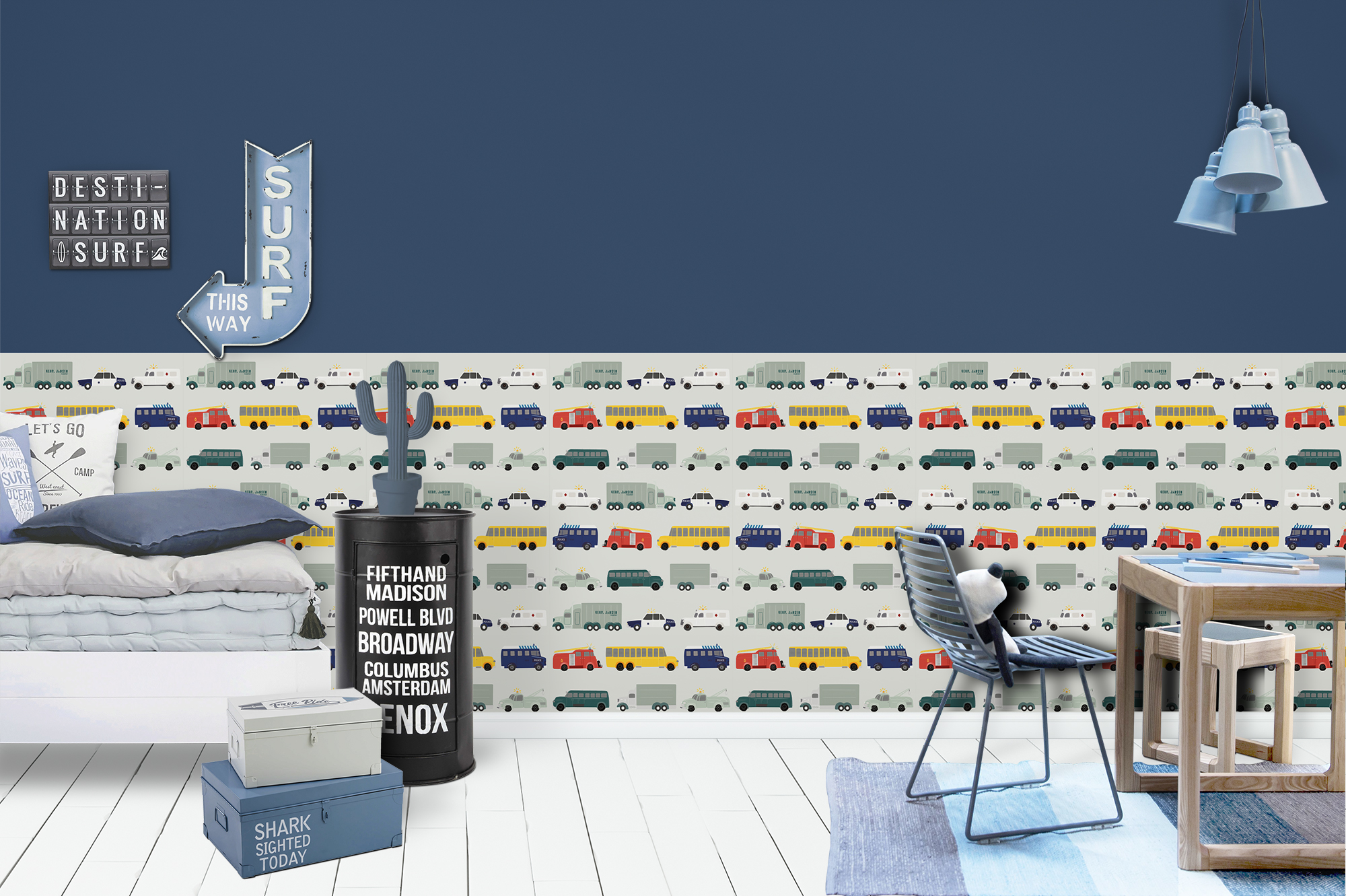 Kinderkamer met lambrisering van behang voertuigen onder, boven verf Flexa T9.26.21