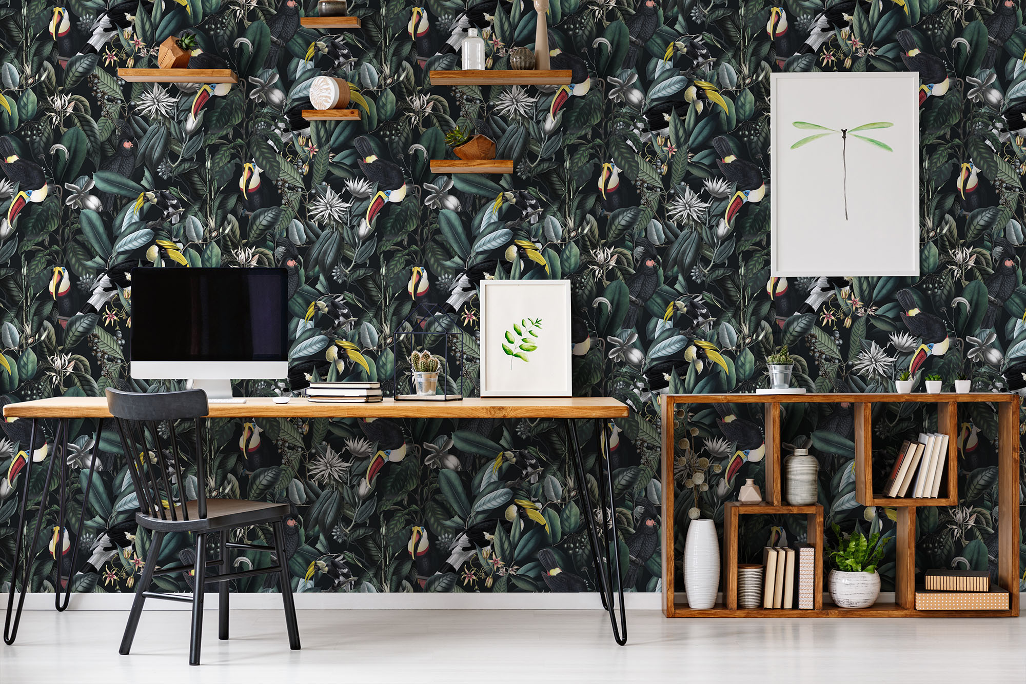 Wand met donker behang Tropische Vogels van Perron 11 in werkkamer